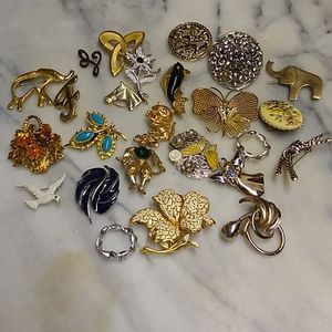 Lot of Vintage broochs (25) total